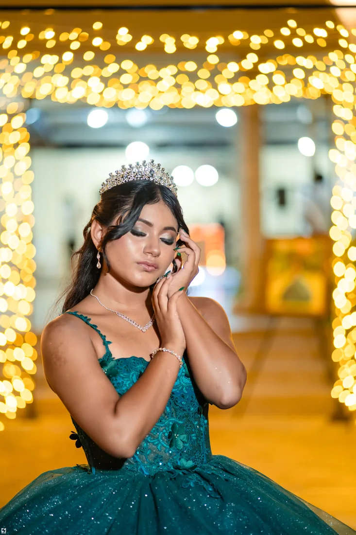 Retrato espontáneo de quinceañera durante la celebración